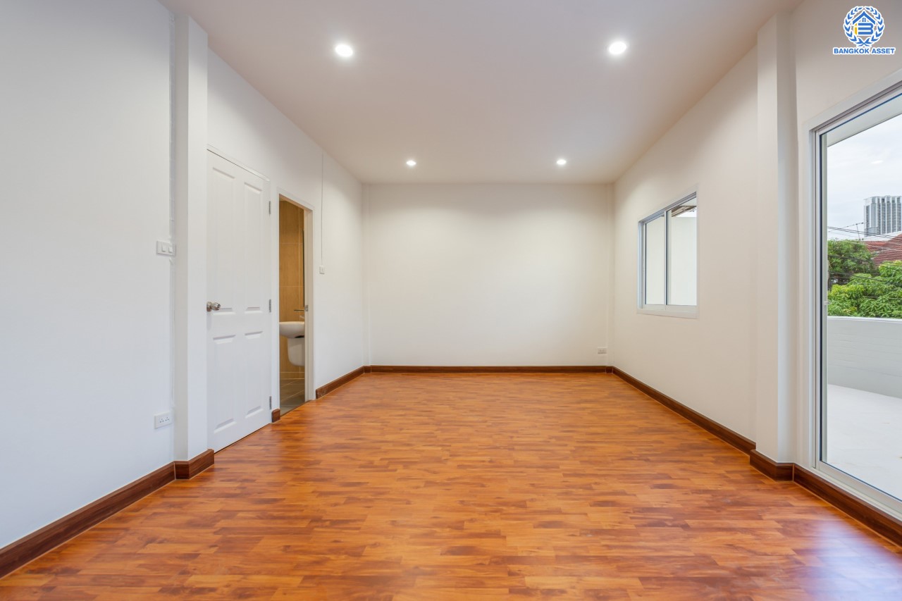 บ้านมือสองตกแต่งใหม่ ม.ซื่อตรง รัตนาธิเบศร์ หน้าโครงการติดรถไฟฟ้า "สถานีไทรม้า"!! เนื้อที่ 26 ตร.ว. ฟังก์ชัน 3 ห้องนอน 2 ห้องน้ำ 1 ที่จอดรถ ทำเลใกล้ เซ็นทรัลรัตนาธิเบศร์ และทางด่วน "งามวงศ์วาน"